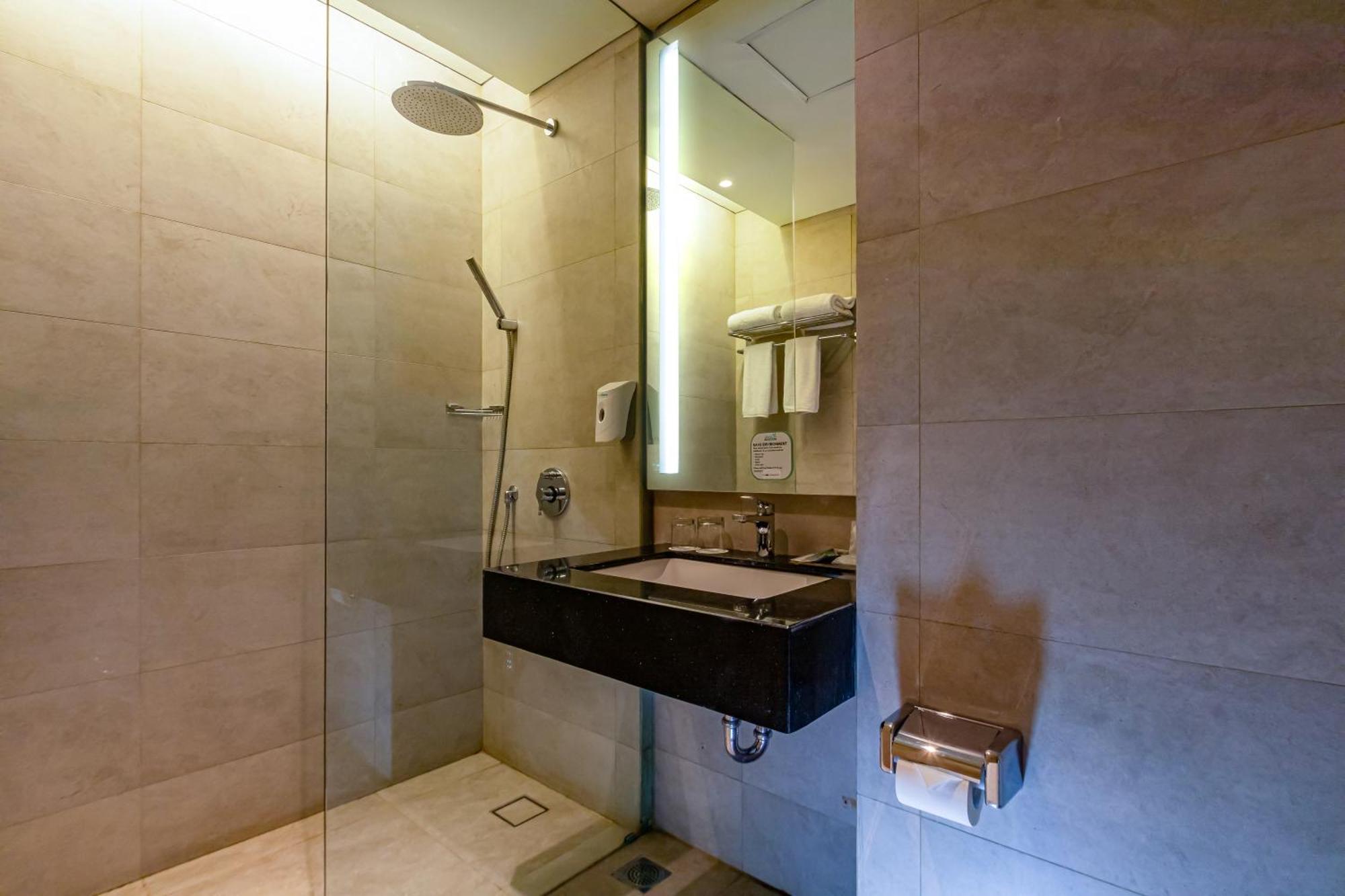 Hotel Ayola Lippo Чикаранг Екстериор снимка