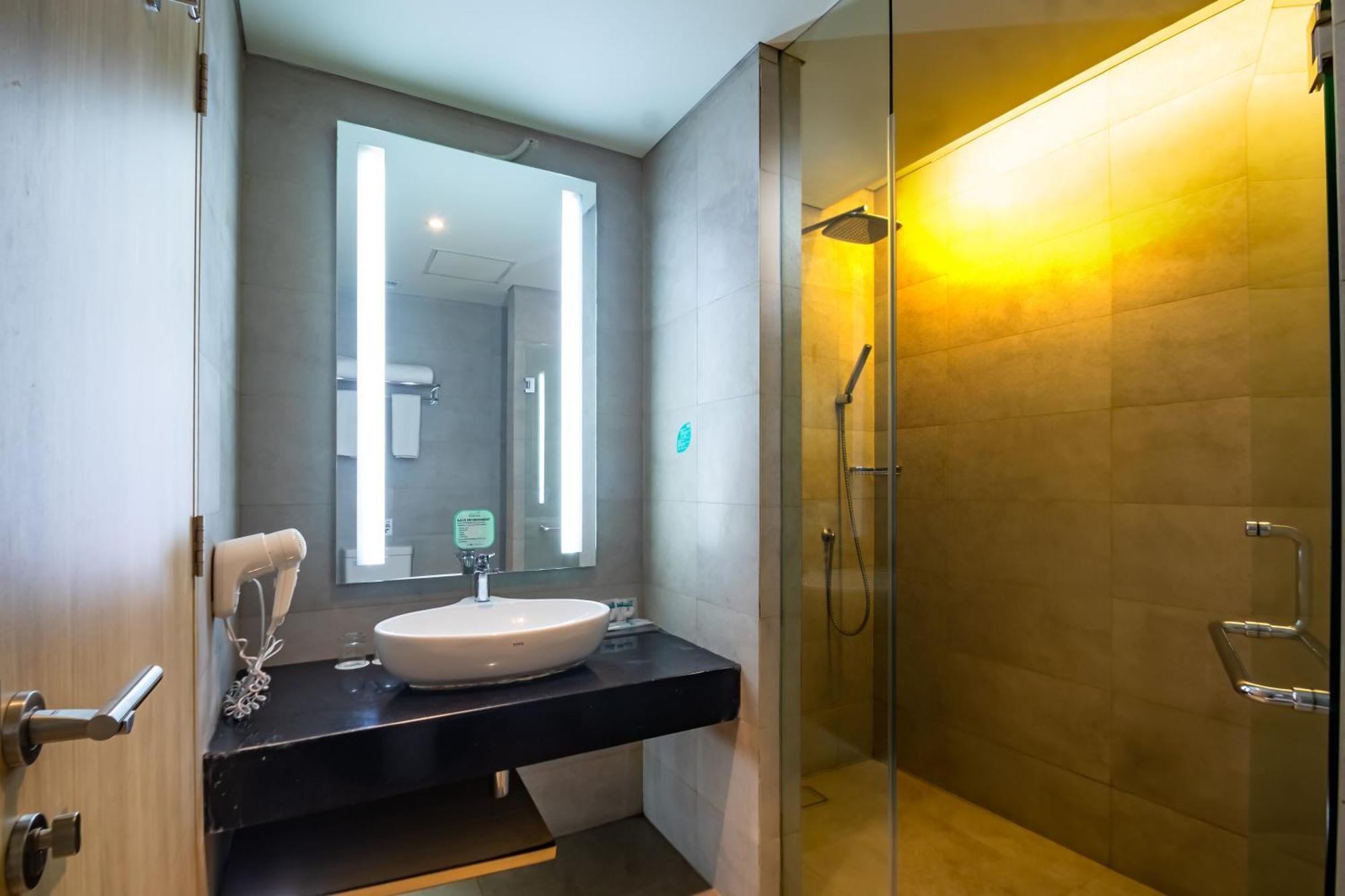 Hotel Ayola Lippo Чикаранг Екстериор снимка