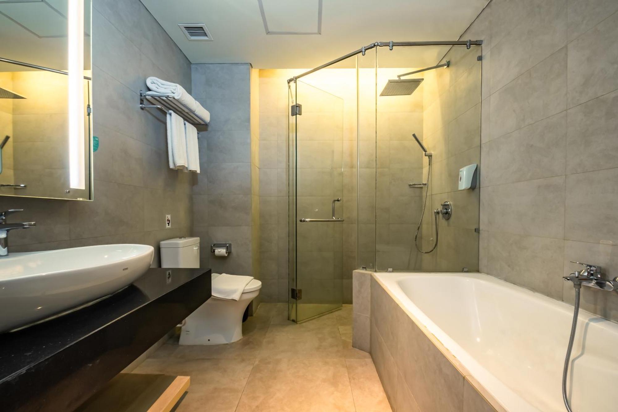 Hotel Ayola Lippo Чикаранг Екстериор снимка
