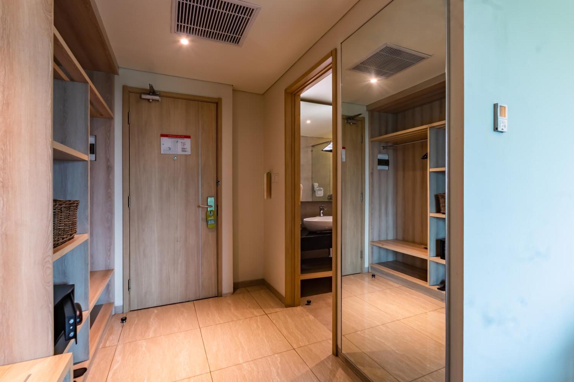 Hotel Ayola Lippo Чикаранг Екстериор снимка