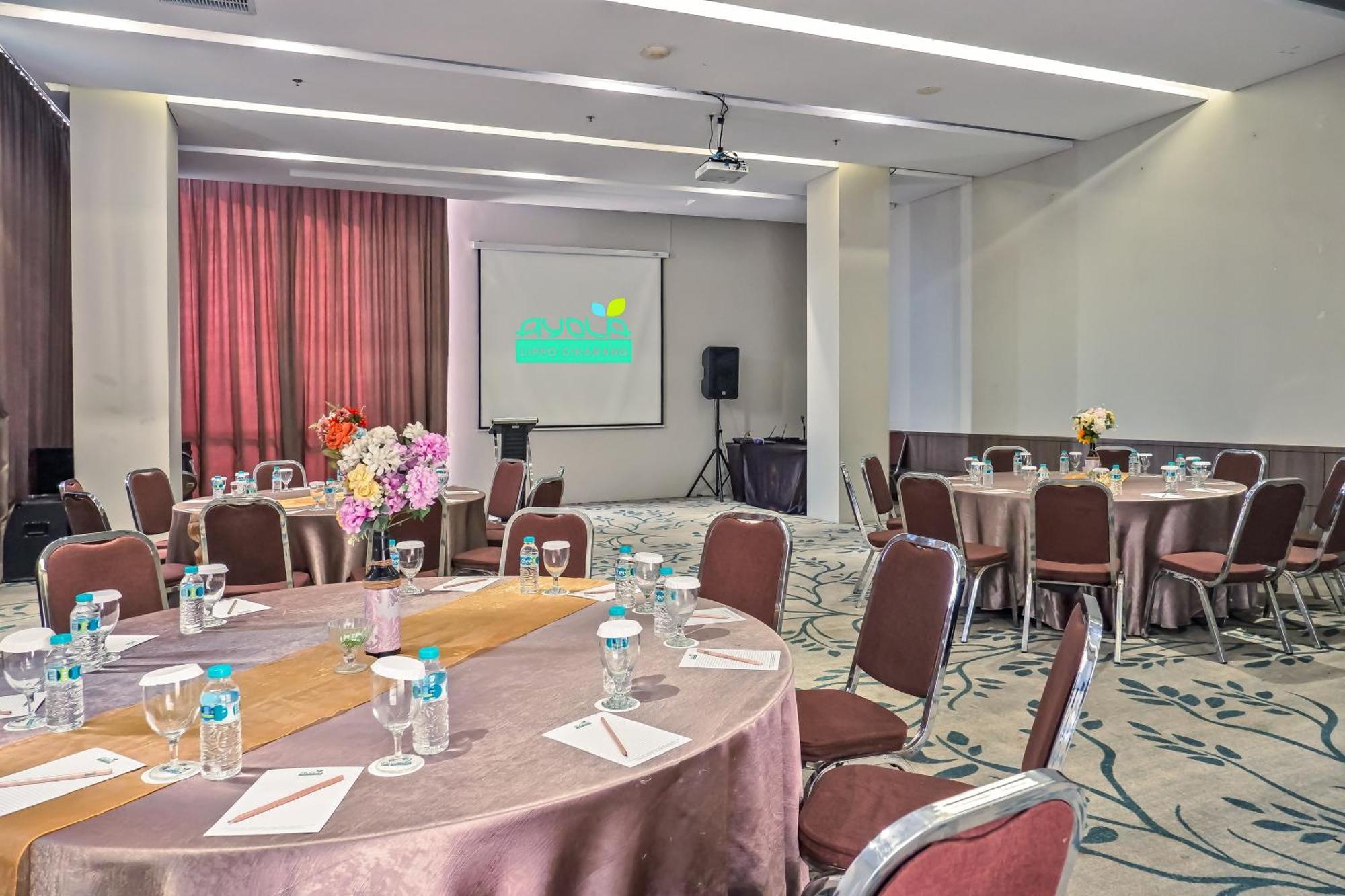 Hotel Ayola Lippo Чикаранг Екстериор снимка