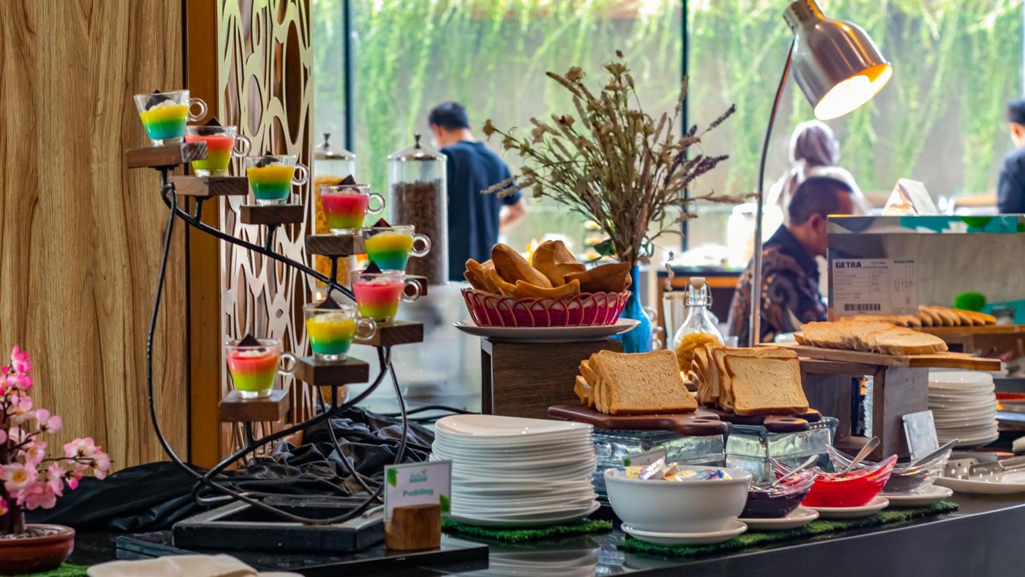 Hotel Ayola Lippo Чикаранг Екстериор снимка