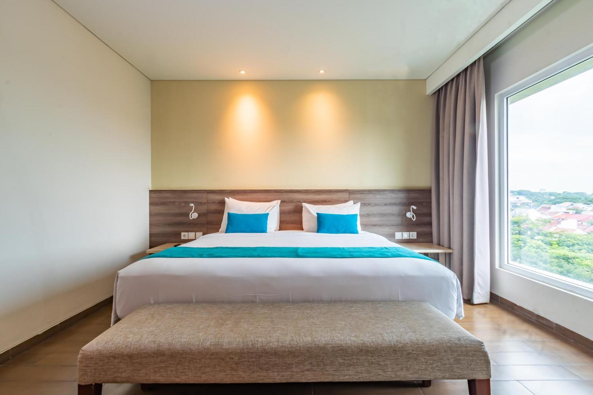 Hotel Ayola Lippo Чикаранг Екстериор снимка