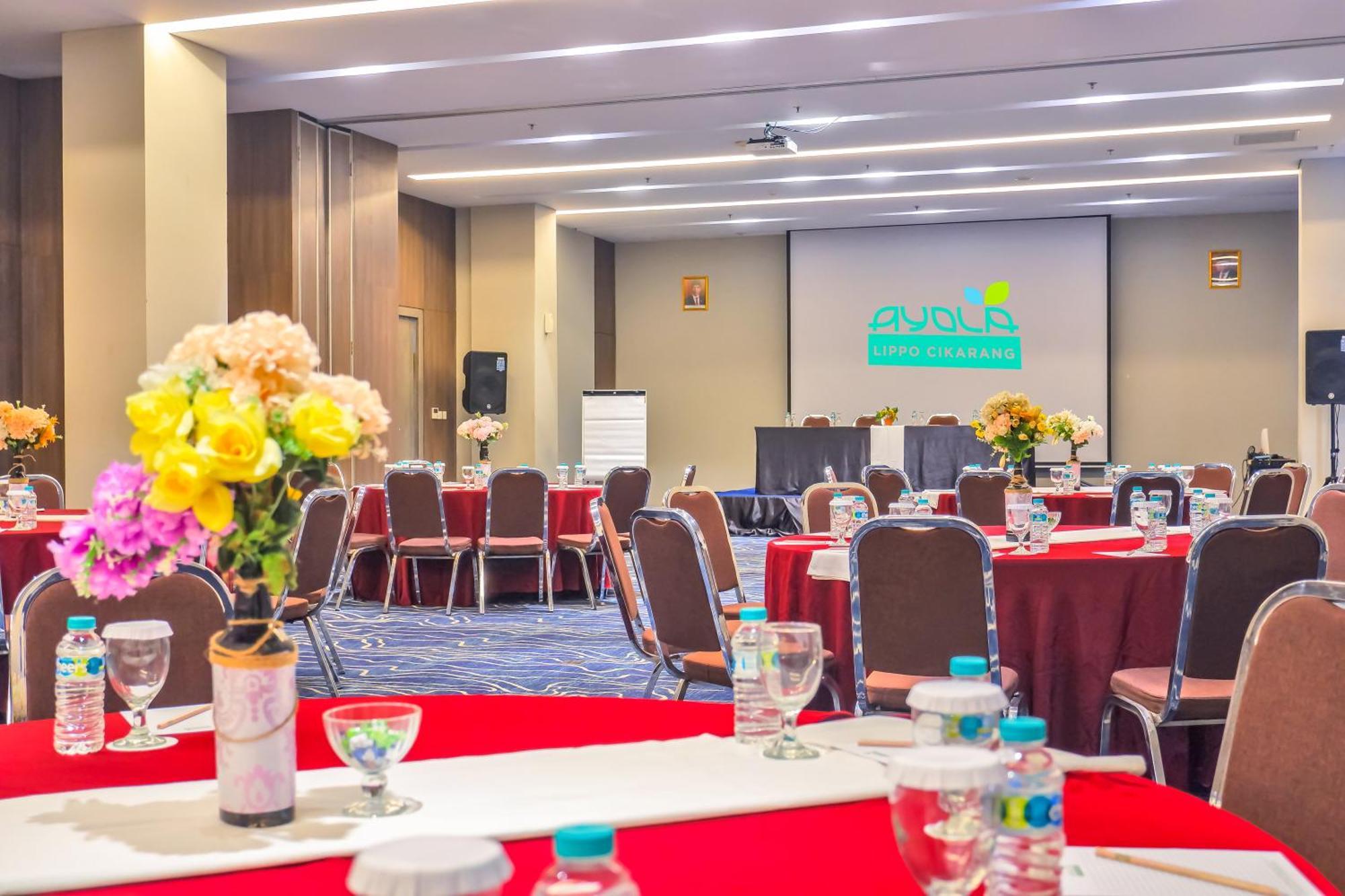 Hotel Ayola Lippo Чикаранг Екстериор снимка