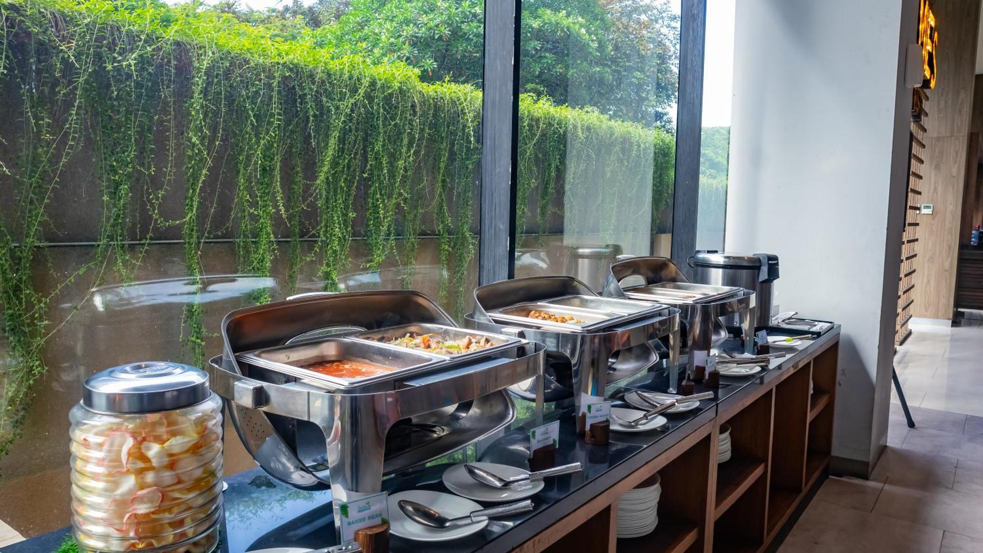 Hotel Ayola Lippo Чикаранг Екстериор снимка