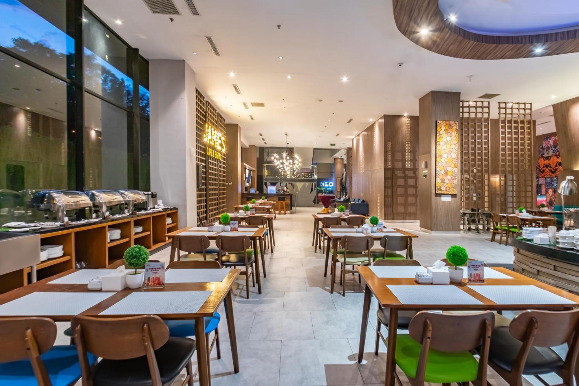 Hotel Ayola Lippo Чикаранг Екстериор снимка