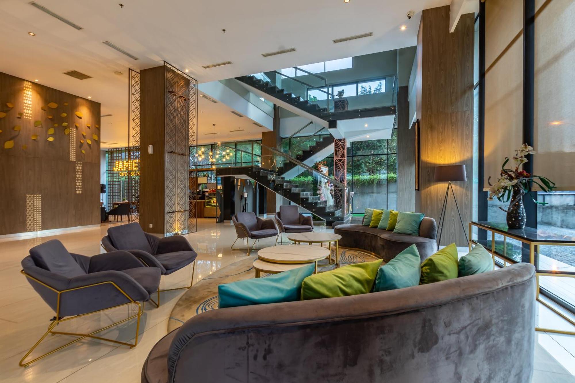 Hotel Ayola Lippo Чикаранг Екстериор снимка