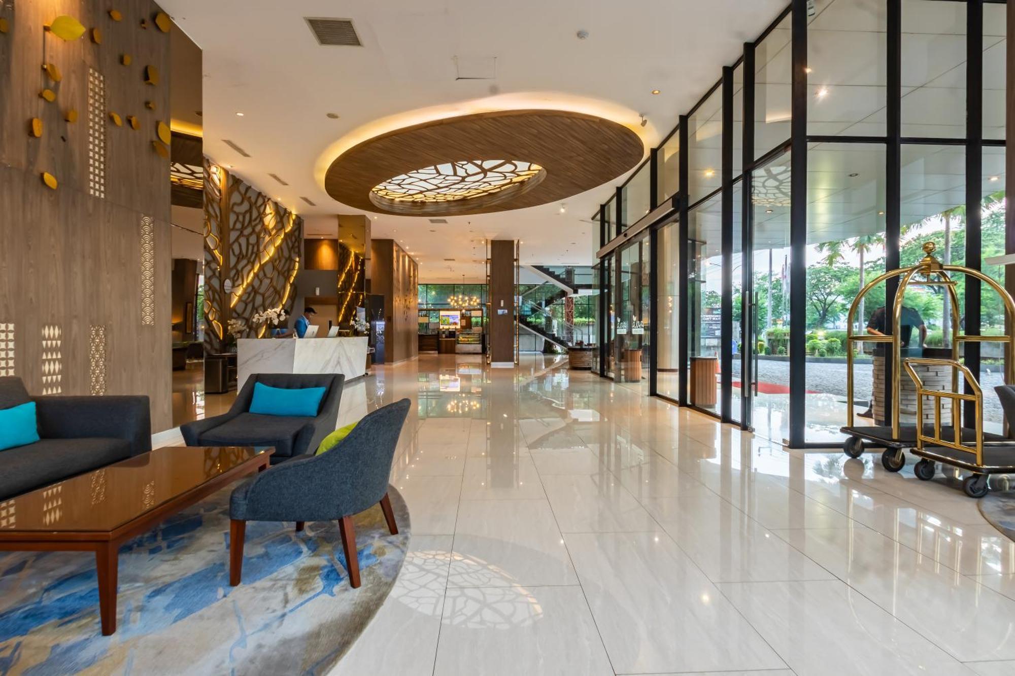 Hotel Ayola Lippo Чикаранг Екстериор снимка