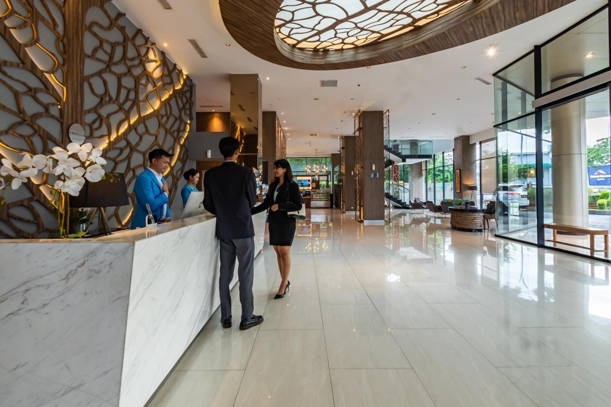 Hotel Ayola Lippo Чикаранг Екстериор снимка